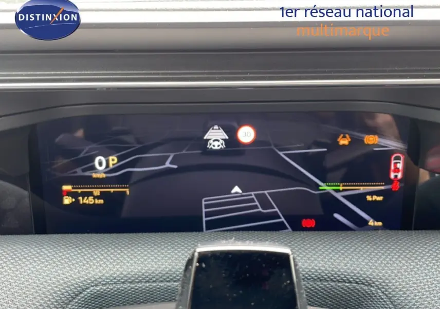 Tableau de bord numérique du Citroën C5 Aircross 1.2 Hybrid 145ch, affichage de navigation et informations de conduite.