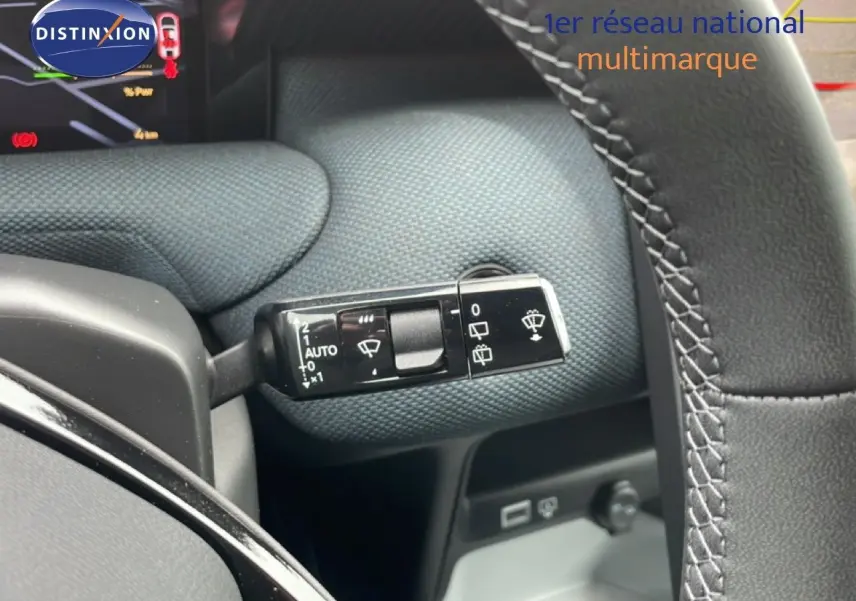 Gros plan sur la commande d’essuie-glace à gauche du volant en cuir noir du Citroën C5 Aircross 2026.