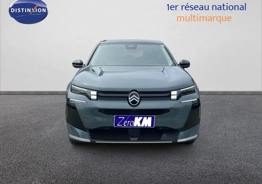 Vue frontale d'un Citroën C5 Aircross 2026 vert Astoria métallisé avec calandre et phares LED distinctifs.