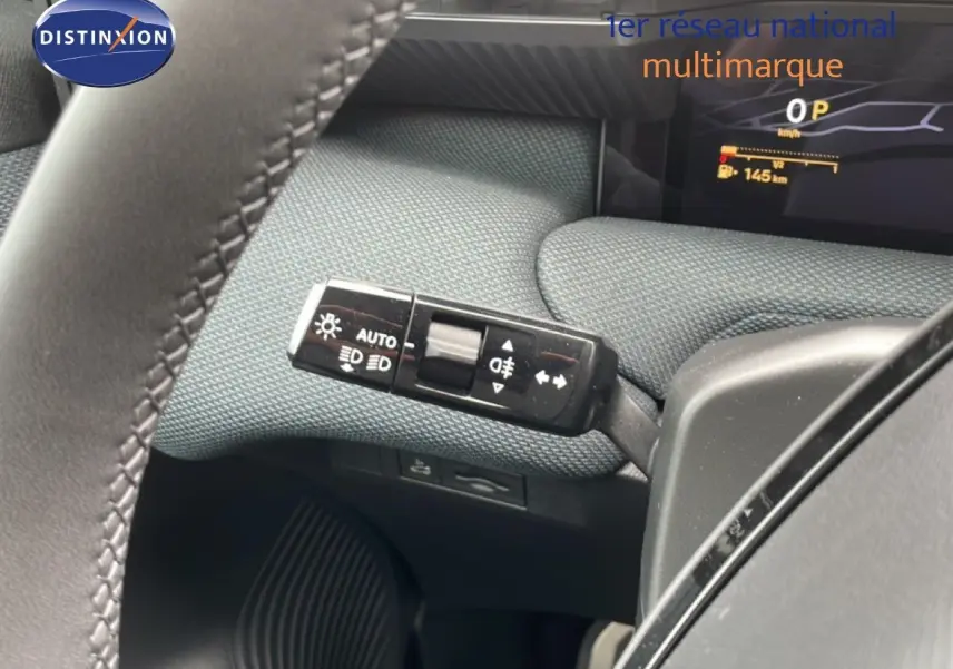 Gros plan sur la commande des phares et clignotants dans l’habitacle gris-bleu du Citroën C5 Aircross hybride 2026.