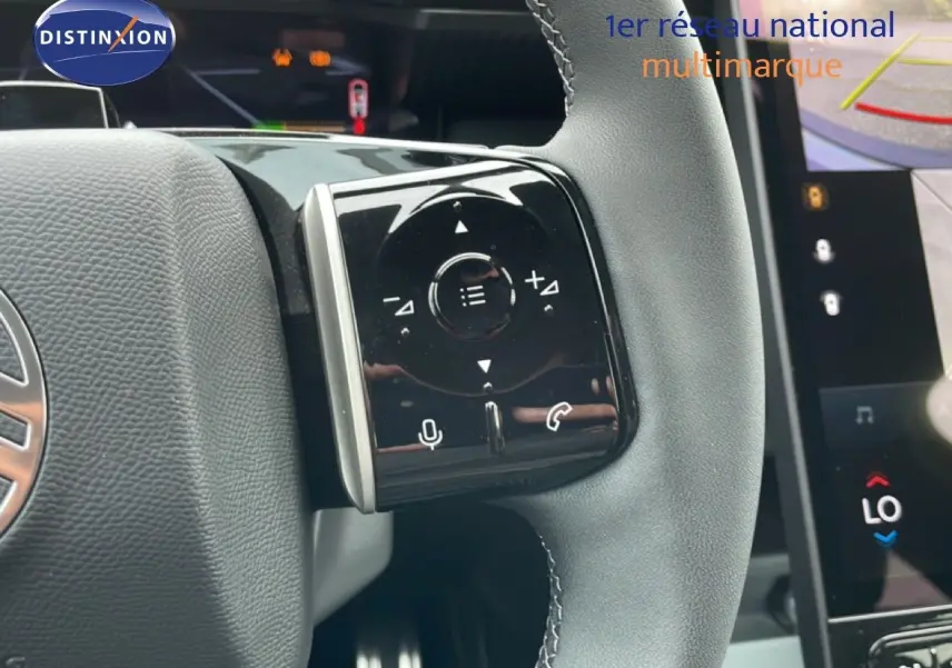 Gros plan sur la commande gauche du volant gris noir du Citroën C5 Aircross 2026, avec écran tactile en arrière-plan.