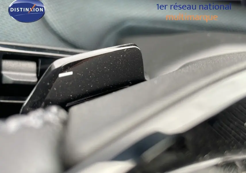 Détail du levier de vitesse noir brillant dans l’habitacle du Citroën C5 Aircross hybride 2026.