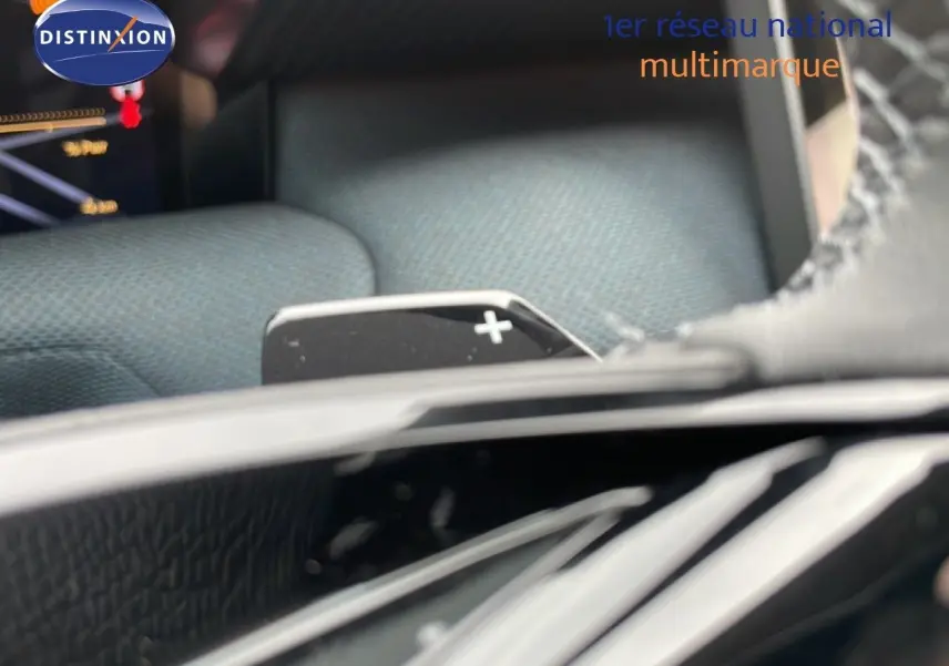 Gros plan sur la palette de changement de vitesse côté droit dans l'habitacle du Citroën C5 Aircross 2026 vert Astoria Metal.