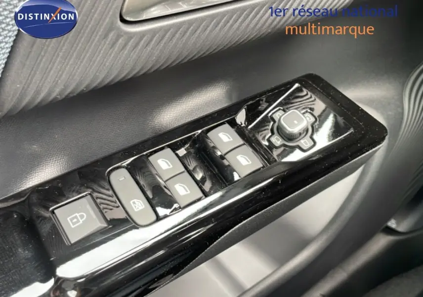 Gros plan sur les commandes de lève-vitres et réglage des rétroviseurs côté conducteur du Citroën C5 Aircross 2026.