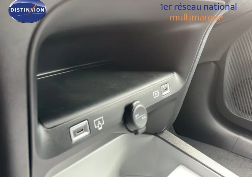 Gros plan sur la console centrale côté passager du Citroën C5 Aircross 2026, montrant prises USB et prise 12V.