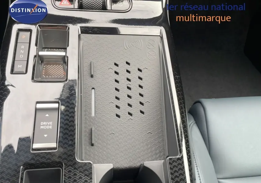 Vue rapprochée de la console centrale noire brillante du Citroën C5 Aircross 2026 avec commandes et porte-gobelets.
