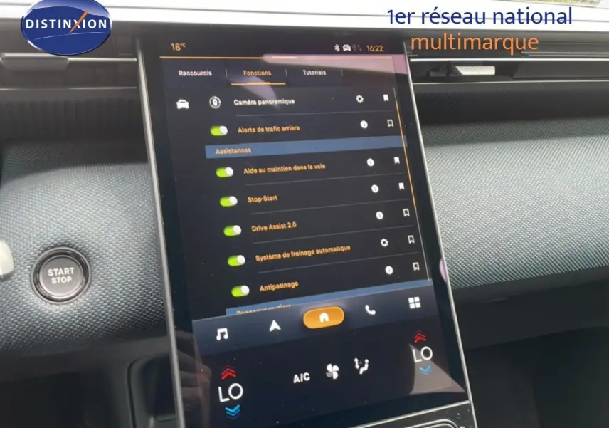 Vue intérieure centrée sur l'écran tactile du tableau de bord du Citroën C5 Aircross 2026, finition hybride.