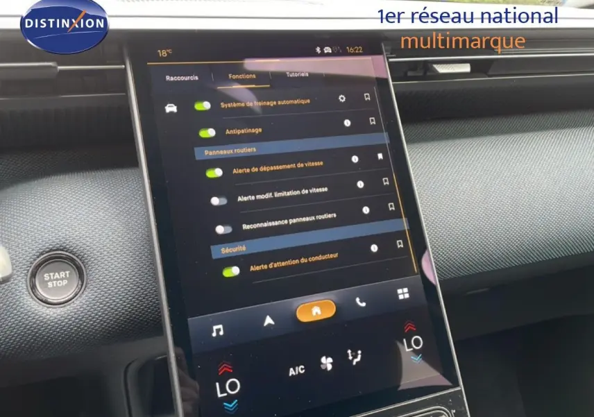 Vue rapprochée de l’écran tactile central du tableau de bord du Citroën C5 Aircross 1.2 Hybrid 145ch, affichant les réglages d’aide à la conduite.