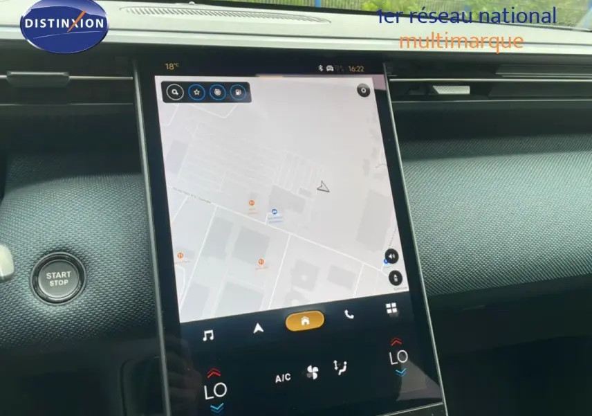 Intérieur du Citroën C5 Aircross 2026, vue sur l'écran tactile central avec navigation et commandes climatisation.