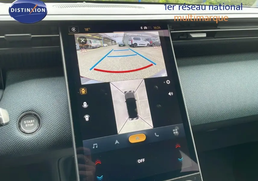 Écran central tactile montrant la caméra de recul et vue à 360° dans l’habitacle du Citroën C5 Aircross 2026 vert Astoria.