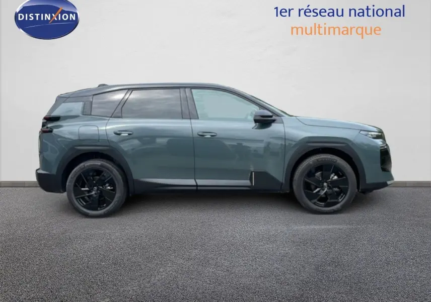 Profil latéral droit d’un Citroën C5 Aircross 2026 vert Astoria métallisé avec jantes noires et vitres teintées.