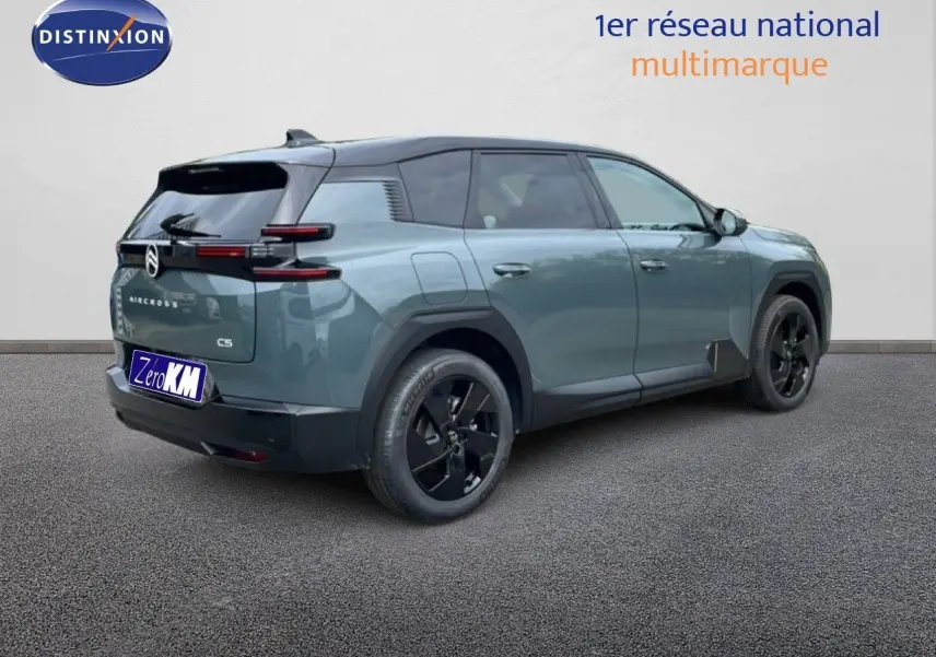 Vue 3/4 arrière droite du Citroën C5 Aircross vert Astoria métal avec jantes noires et toit noir contrasté.
