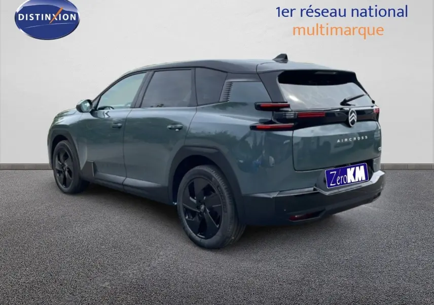 Vue 3/4 arrière droite du Citroën C5 Aircross vert Astoria métallisé avec jantes noires et feux arrière LED horizontaux.