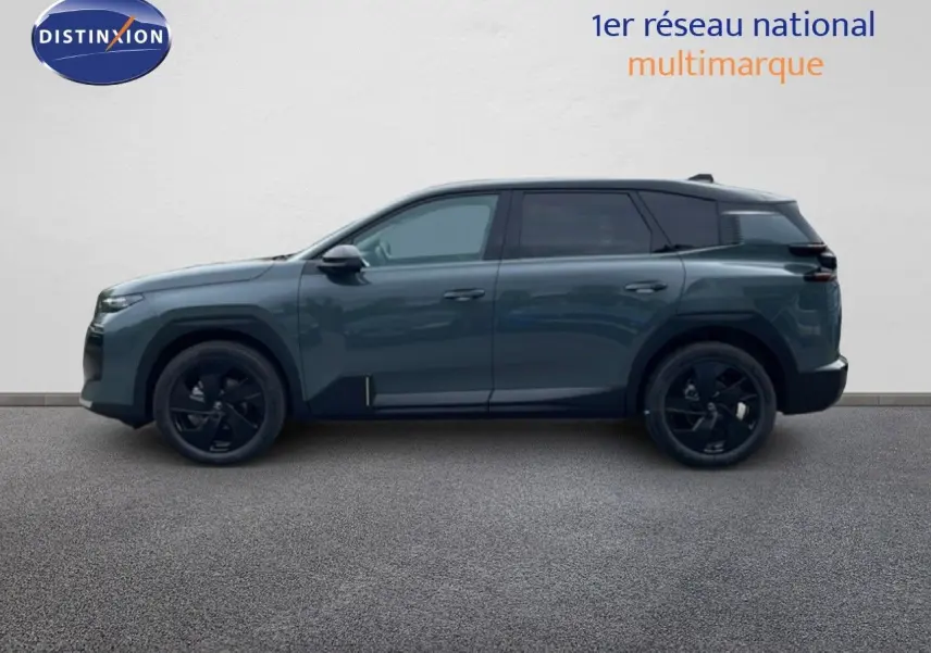 Profil droit d’un Citroën C5 Aircross 2026 vert Astoria métallisé avec jantes noires et toit noir contrasté.