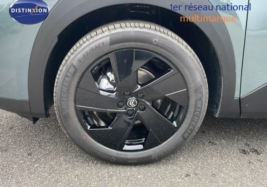 Gros plan sur la roue avant droite du Citroën C5 Aircross vert Astoria Metal avec jante noire brillante.