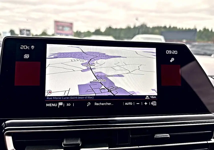 Écran tactile multifonction du tableau de bord du Citroën C5 Aircross 2025 affichant la navigation GPS.