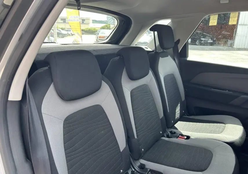 Vue intérieure sur les sièges arrière en tissu gris et noir de la Citroën C4 Picasso PureTech 110 Confort 2016.