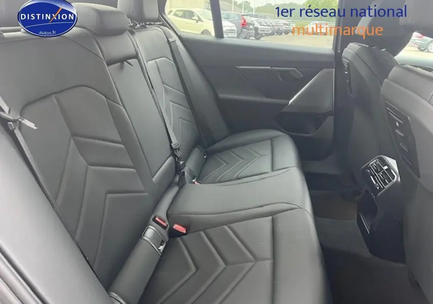 Vue intérieure côté droit des sièges arrière en cuir noir de la BMW Série 5 G60 520da M Sport 2024.