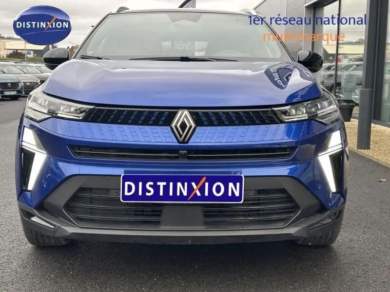 Vue avant d’un Renault Captur 1.6 E-Tech hybride 2025 en Bleu Iron avec feux LED et calandre noire distinctive.