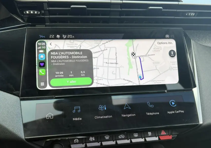 Écran tactile central 10 pouces de Peugeot 308 2024 affichant navigation et Apple CarPlay, vue intérieure frontale.