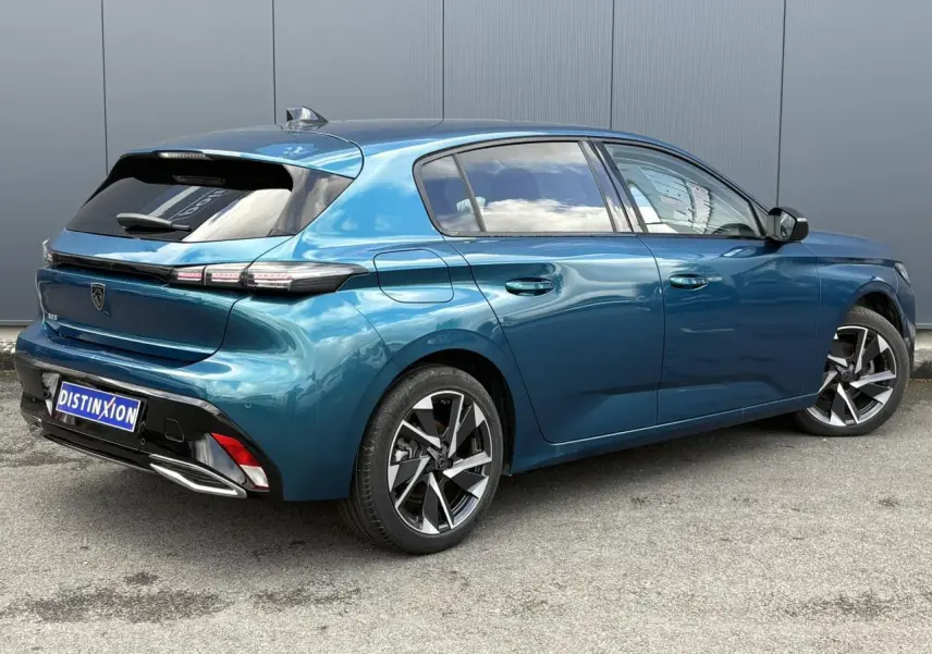 Peugeot 308 Bleu Obsession vue 3/4 arrière droit, avec jantes alliage et vitres surteintées.