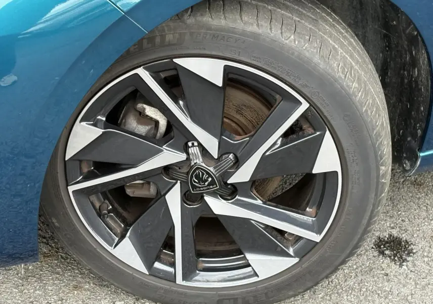 Gros plan sur la jante alliage 17'' bicolore du côté gauche d'une Peugeot 308 Bleu Obsession 2024.