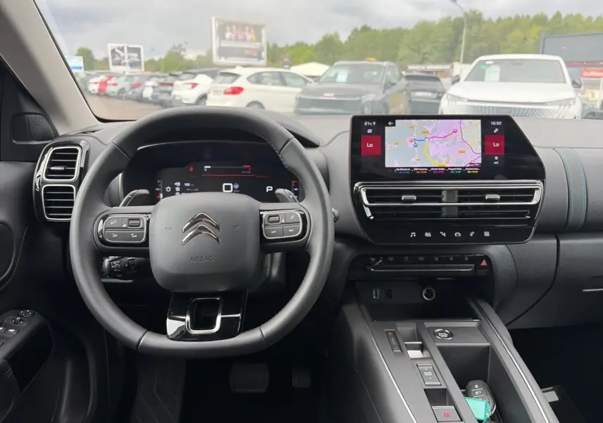 Intérieur Citroën C5 Aircross 2025 noir, vue frontale sur volant cuir multifonction et écran tactile GPS.