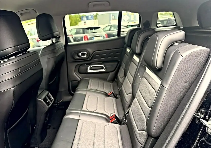 Vue intérieure côté droit sur la deuxième rangée de sièges individuels gris du Citroën C5 Aircross noir 2025.