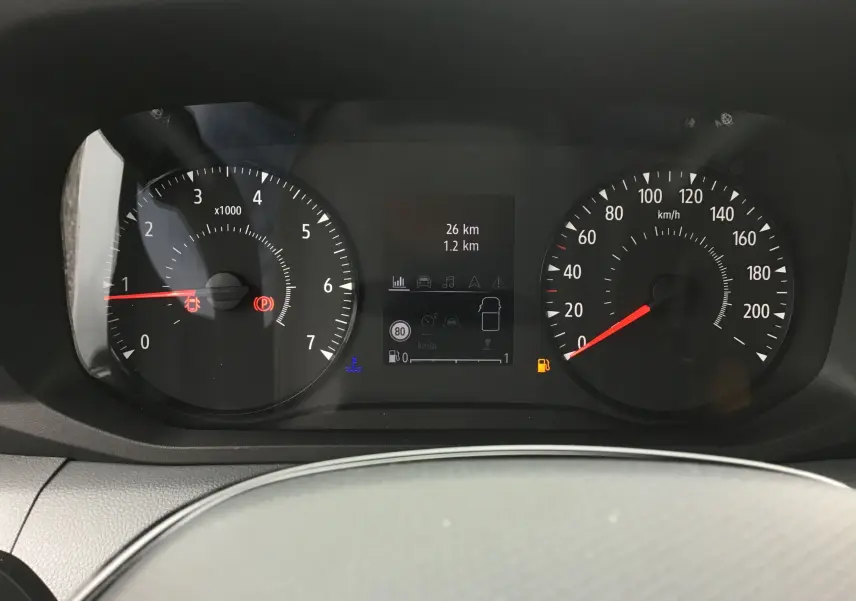 Tableau de bord du Renault Master 2025 avec compte-tours, compteur de vitesse et affichage digital central.