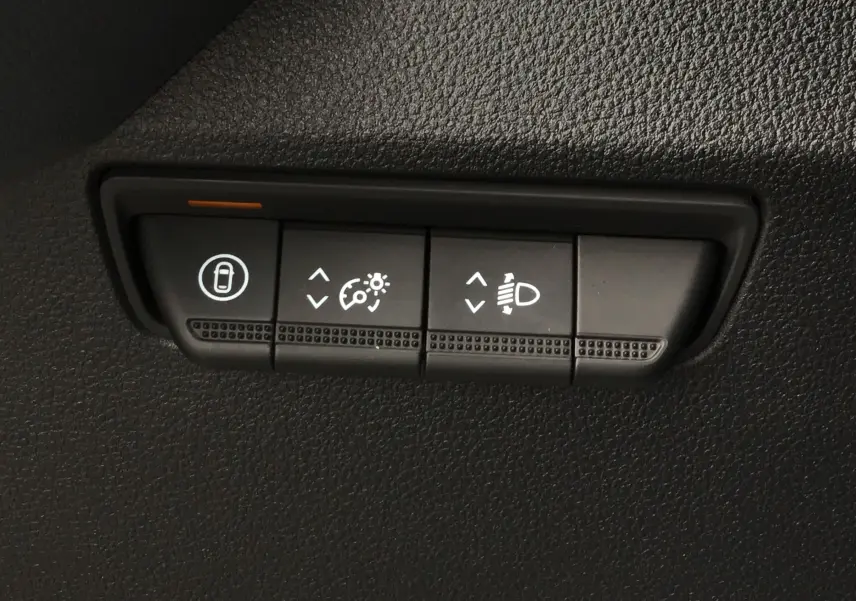 Gros plan sur les boutons de réglage des feux et verrouillage intérieur du Renault Master blanc 2025.