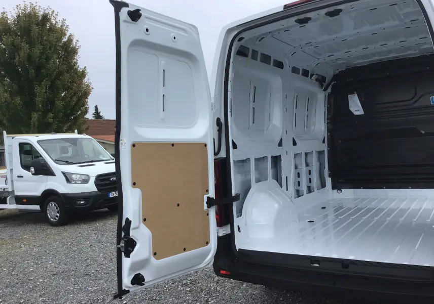 Vue arrière ouverte du Renault Master blanc L2H2 2025 montrant l'espace de chargement vide et les portes battantes ouvertes.