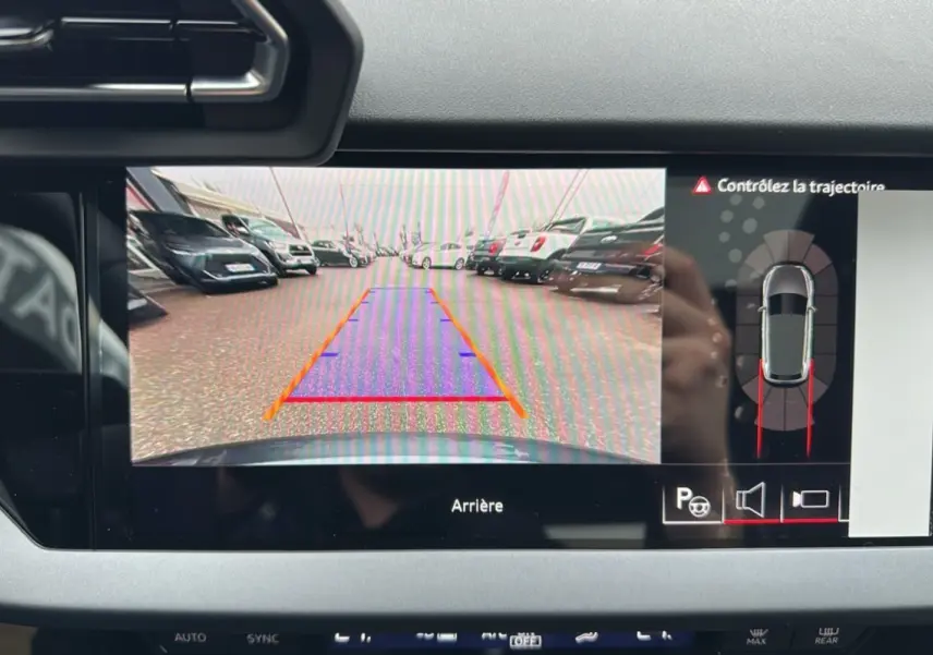 Affichage de la caméra de recul de l'Audi A3 gris daytona, vue arrière avec lignes de guidage et alertes de trajectoire.