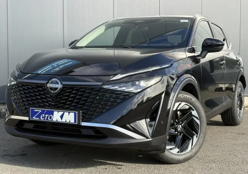 Nissan Qashqai III e-Power noir en 3/4 avant droit, avec calandre noire et jantes alliage distinctives.