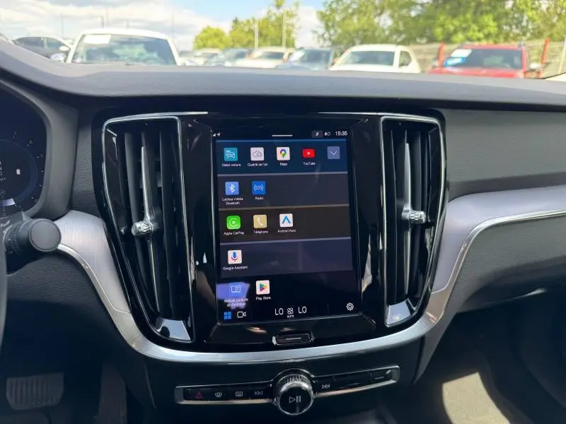 Vue centrale de la console tactile du tableau de bord du Volvo S60 2024, avec finitions noires et argentées.