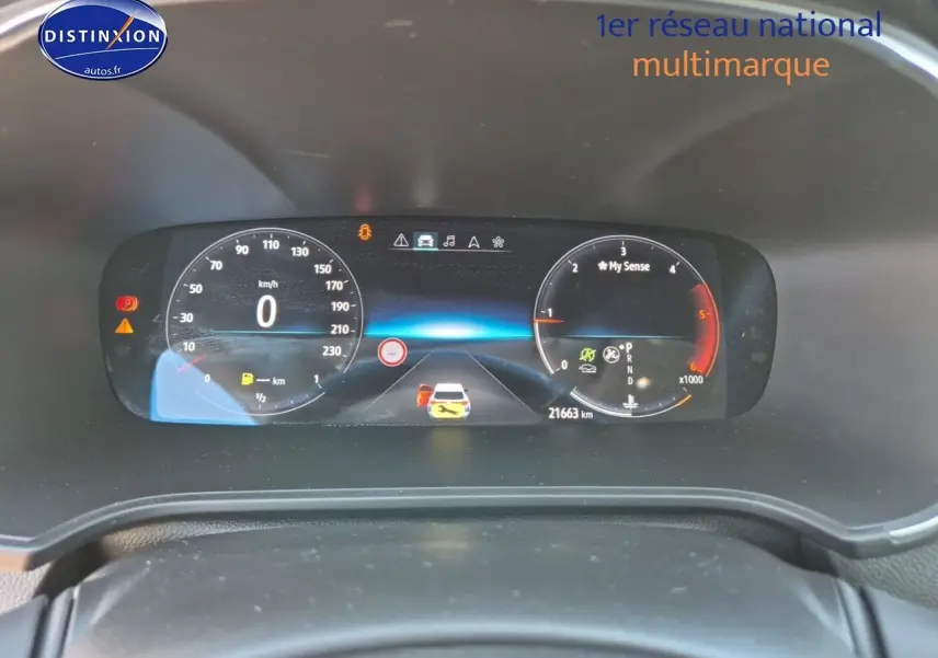 Vue rapprochée du tableau de bord numérique de la Renault Mégane Break gris titanium, affichant 21 663 km et mode My Sense.