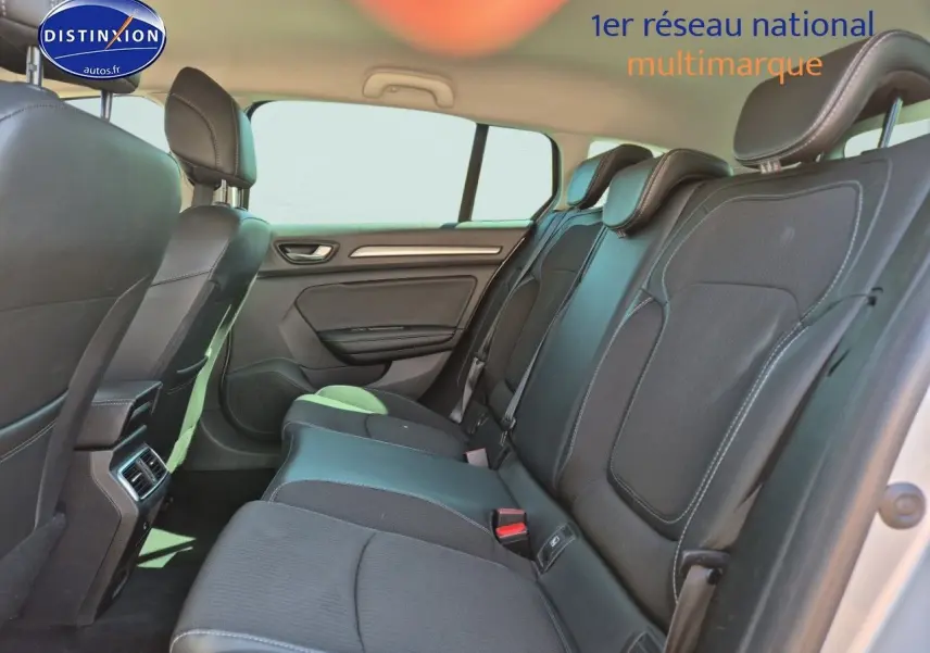 Vue intérieure des sièges arrière en tissu gris foncé d'une Renault Mégane Break 2024, côté droit ouvert.