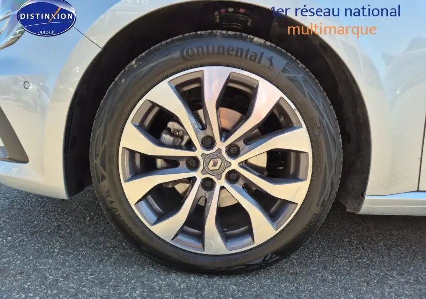 Gros plan sur la jante alliage gris et le pneu Continental du côté avant droit de la Renault Mégane Break gris Titanium 2024.