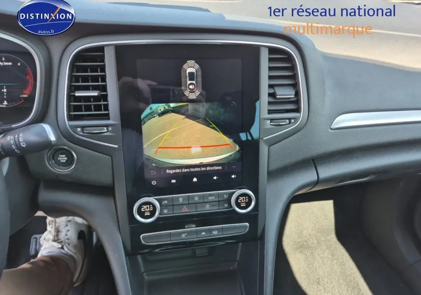 Vue intérieure du tableau de bord de la Renault Mégane Break 2024 gris titanium, avec écran tactile affichant la caméra de recul.