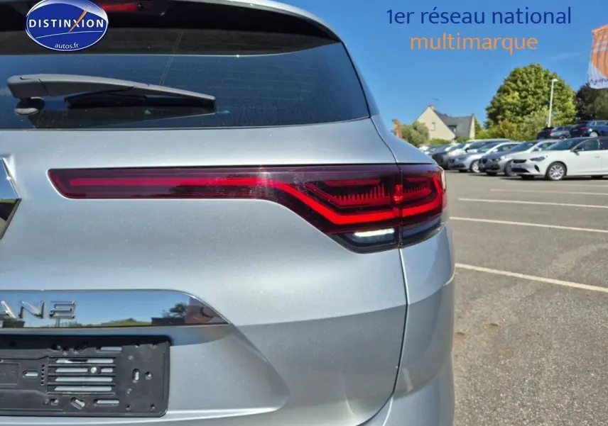 Vue arrière droite de la Renault Mégane Break 2024 gris Titanium, mettant en valeur ses feux arrière LED étirés.
