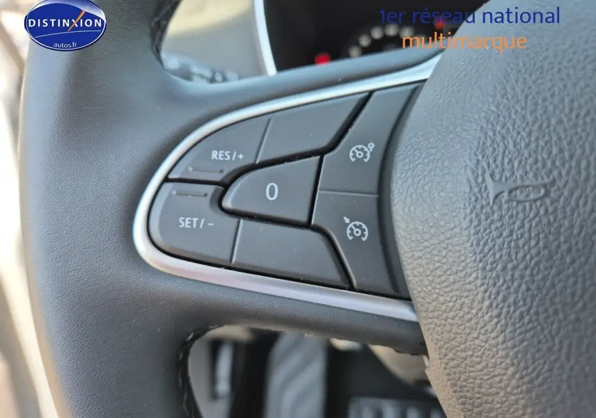 Gros plan sur les commandes du régulateur de vitesse au volant d’une Renault Mégane Break gris Titanium 2024.