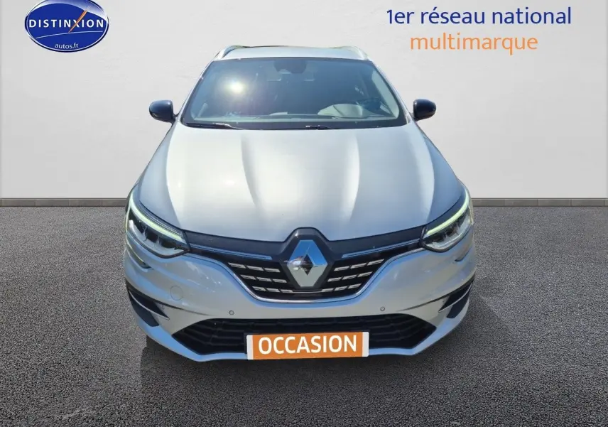 Vue avant d'une Renault Mégane Break 2024 gris Titanium avec phares LED et calandre noire brillante.