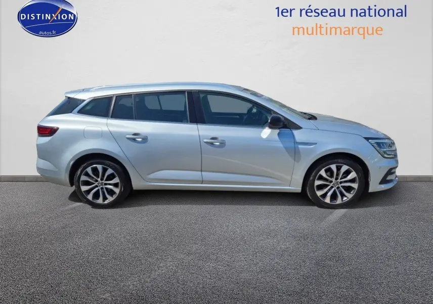 Profil droit d’une Renault Mégane Break 2024 gris Titanium avec jantes alliage et vitres teintées.
