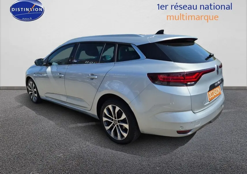 Vue 3/4 arrière droite d'une Renault Mégane Break gris titanium avec jantes alu et feux arrière LED.