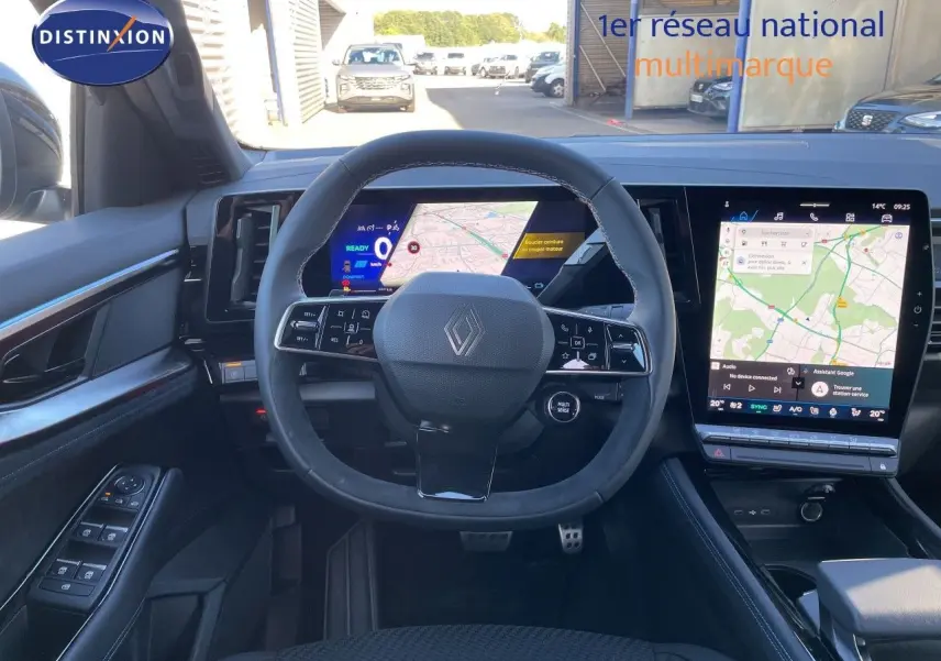 Vue intérieure centrée sur le volant et le tableau de bord numérique du Renault Austral noir étoile métal 2026.