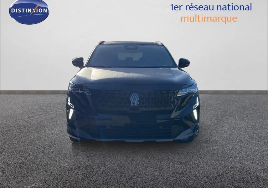 Vue frontale d’un Renault Austral noir étoile métal 2026 avec calandre distinctive et feux LED allumés.
