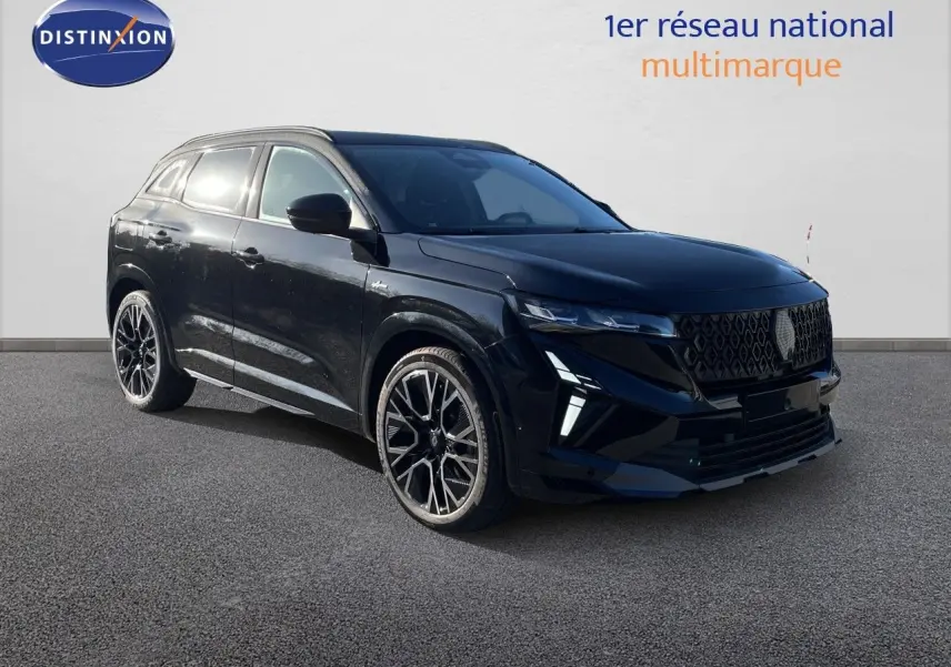 Renault Austral E-Tech hybride noir étoile métal en 3/4 avant droit, avec jantes alliage et calandre distinctive.