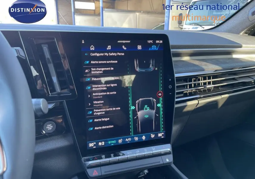 Vue intérieure du tableau de bord du Renault Austral E-Tech hybride 2026, écran tactile central affichant les aides à la conduite.