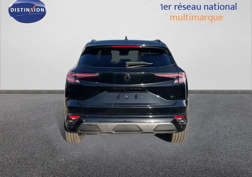 Vue arrière d'un Renault Austral E-Tech Full Hybrid 200 noir étoile métal, avec feux LED et plaque Zéro KM.