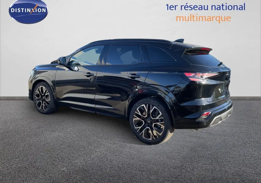 Renault Austral E-Tech Full Hybrid 200 Esprit Alpine noir étoile métal, vue 3/4 arrière côté gauche, jantes distinctives.