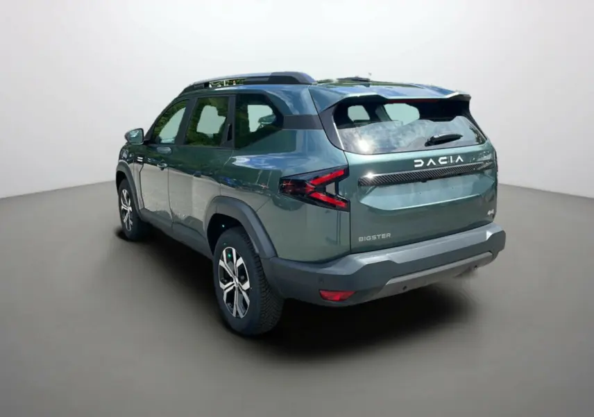 Vue 3/4 arrière droite du Dacia Bigster 2025 vert cèdre, avec logo DACIA et feux arrière en forme de flèche.